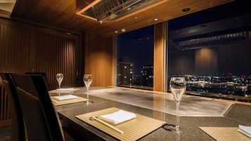 5 restaurantes; se sirve desayuno, almuerzo y cena; cocina japonesa