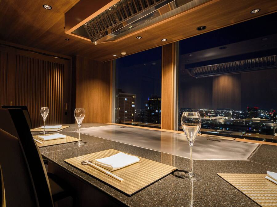 5 restaurantes; se sirve desayuno, almuerzo y cena; cocina japonesa