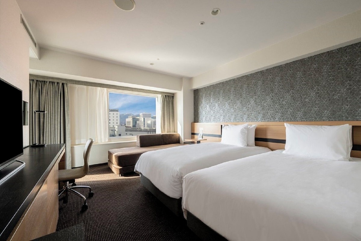 Standard Room, 2 Twin Beds, Corner (Mid Floor) | Minibar, desk, laptop workspace, WiFi (free)