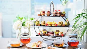 5 restaurants; breakfast, lunch, and dinner served