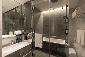 套房, 1 張特大雙人床 | 浴室 | 淋浴/浴缸二合一、免費盥洗用品、吹風機、拖鞋