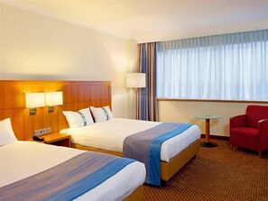 Bar mini, peti besi dalam bilik, meja, langsir/tirai gelap terus 