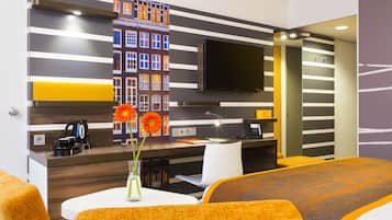 Frigobar, cofres nos quartos, escrivaninha, cortinas blackout