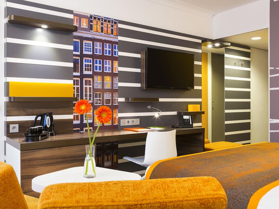 Een minibar, een kluis op de kamer, een bureau, verduisterende gordijnen