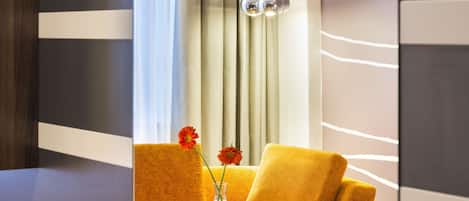 迷你吧、客房内保险箱、办公桌、遮光窗帘