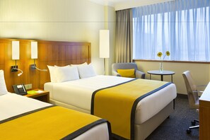 Bar mini, peti besi dalam bilik, meja, langsir/tirai gelap terus 