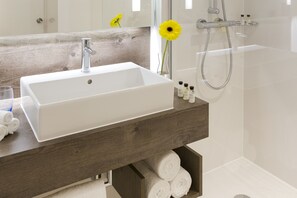 Free toiletries, hair dryer, towels - Holiday Inn Amsterdam, an IHG Hotel (Amsterdam)