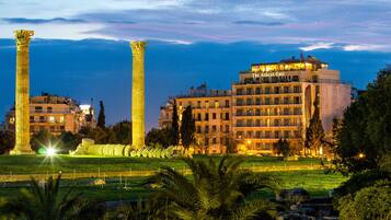 Fachada de la propiedad por la tarde o noche