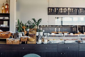 Colazione a buffet a pagamento, servita tutte le mattine 
