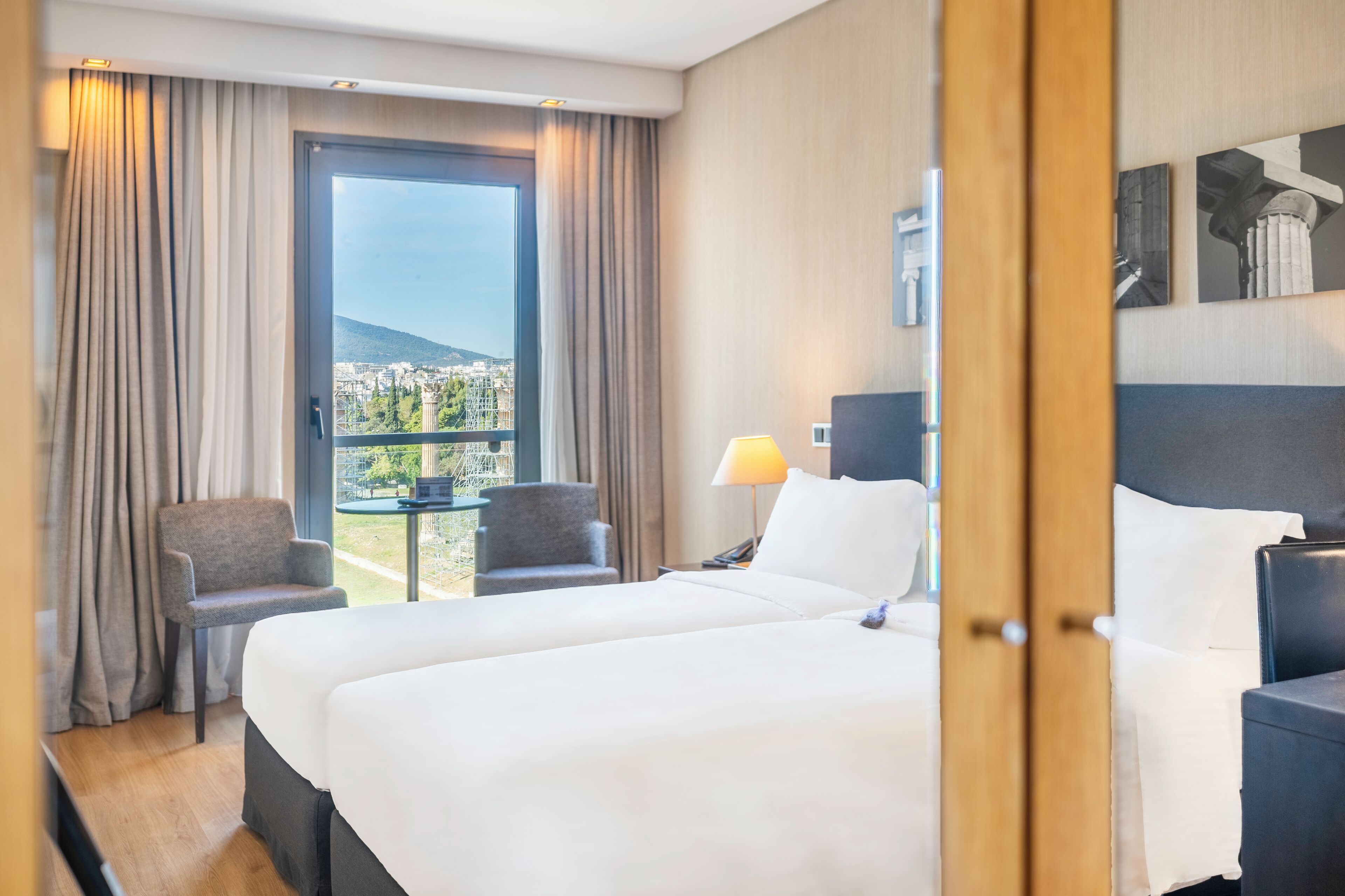 Peralatan tempat tidur premium, bar mini, peti besi dalam bilik 