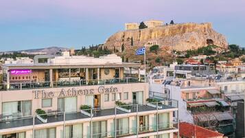 Hotel Athens Gate, com vista para a Acrópole ao fundo.