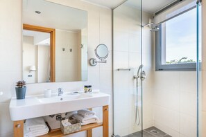Habitación ejecutiva doble (Temple of Zeus or Acropolis View) | Baño | Artículos de higiene personal ecológicos, secador de pelo y zapatillas