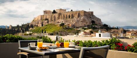 Breakfast, lunch, dinner served; Mediterranean cuisine