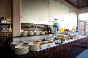 Desayuno buffet diario (EUR 10 por persona)