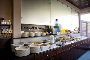 Desayuno buffet diario (EUR 10 por persona)