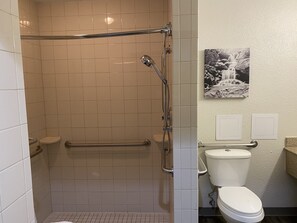 Een bad/douchecombinatie, gratis toiletartikelen, een haardroger