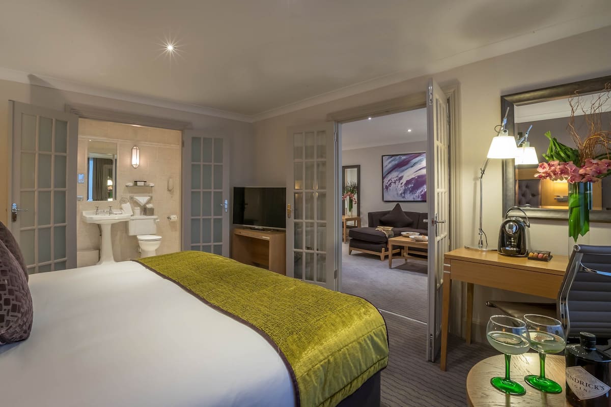 Junior Suite | In-room safe, desk, laptop workspace, blackout drapes
