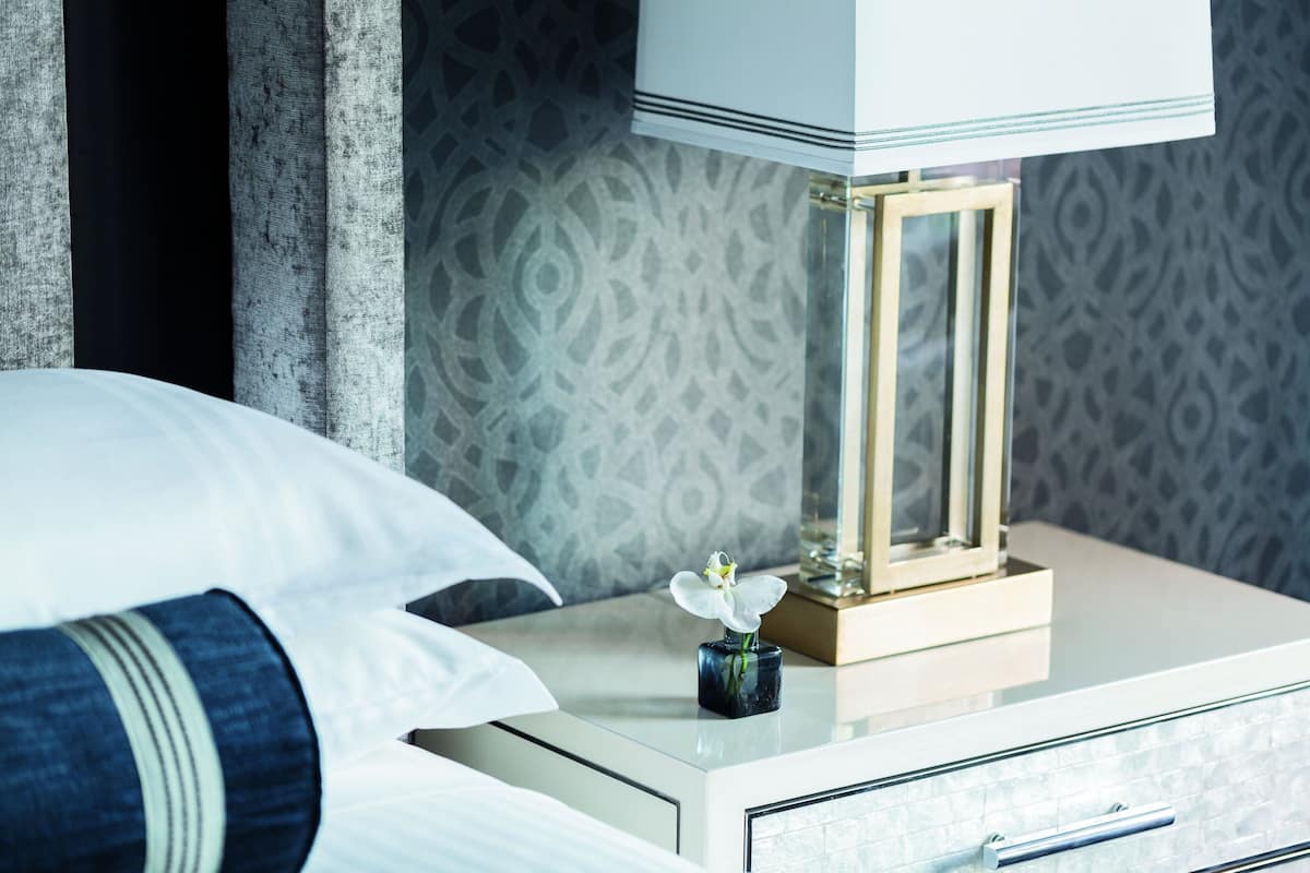 1 phòng ngủ, bộ trải giường bằng vải Frette của Ý