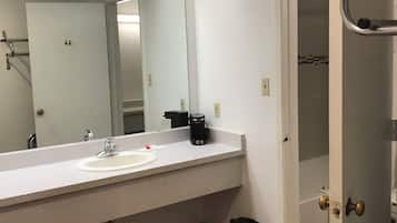 Quarto, 1 cama King, acessível, para não fumantes | Banheiro | Chuveiro/banheira combinados, secador de cabelo, toalhas de banho