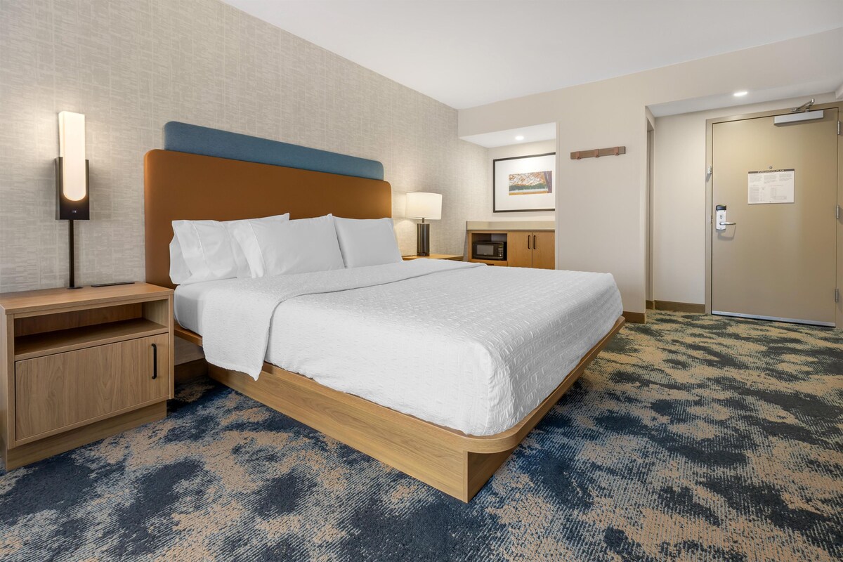 Room, 1 King Bed, Smoking (Oversized) | Down comforters, pillowtop beds, blackout drapes, iron/ironing board
