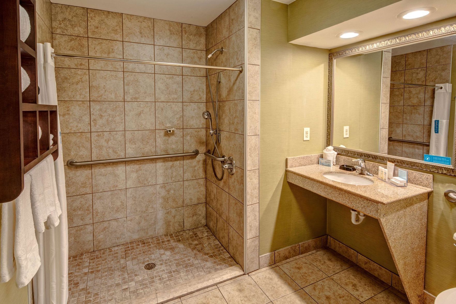Bathroom | Combined shower/tub, hydromassage showerhead, designer toiletries