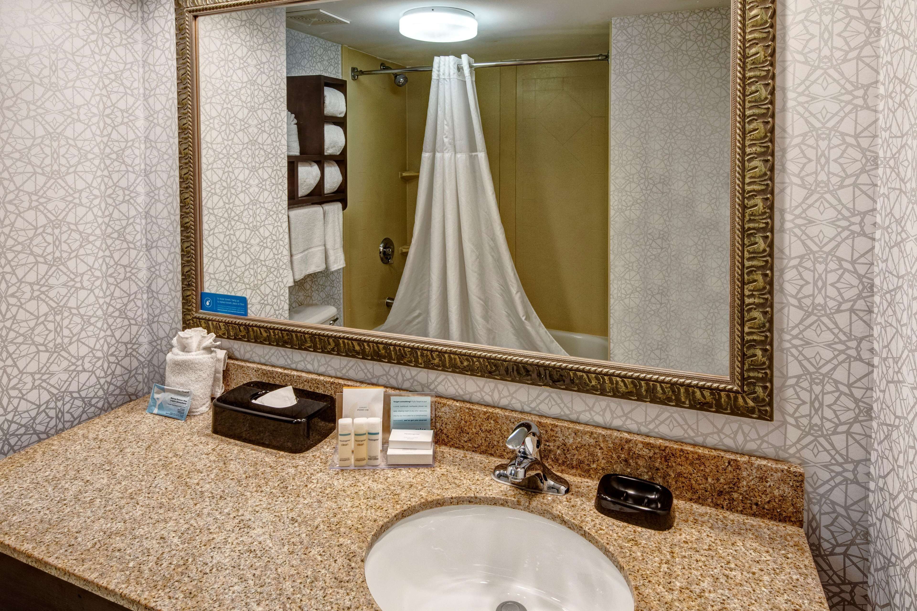 combined shower/bathtub, hydromassage showerhead, designer toiletries