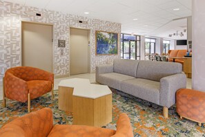A modern interior with a sofa, chairs, and a coffee table. - Hampton Inn Rocky Mount (Rocky Mount)