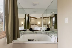Jetted bathtub - Murphy's Resort (Estes Park)