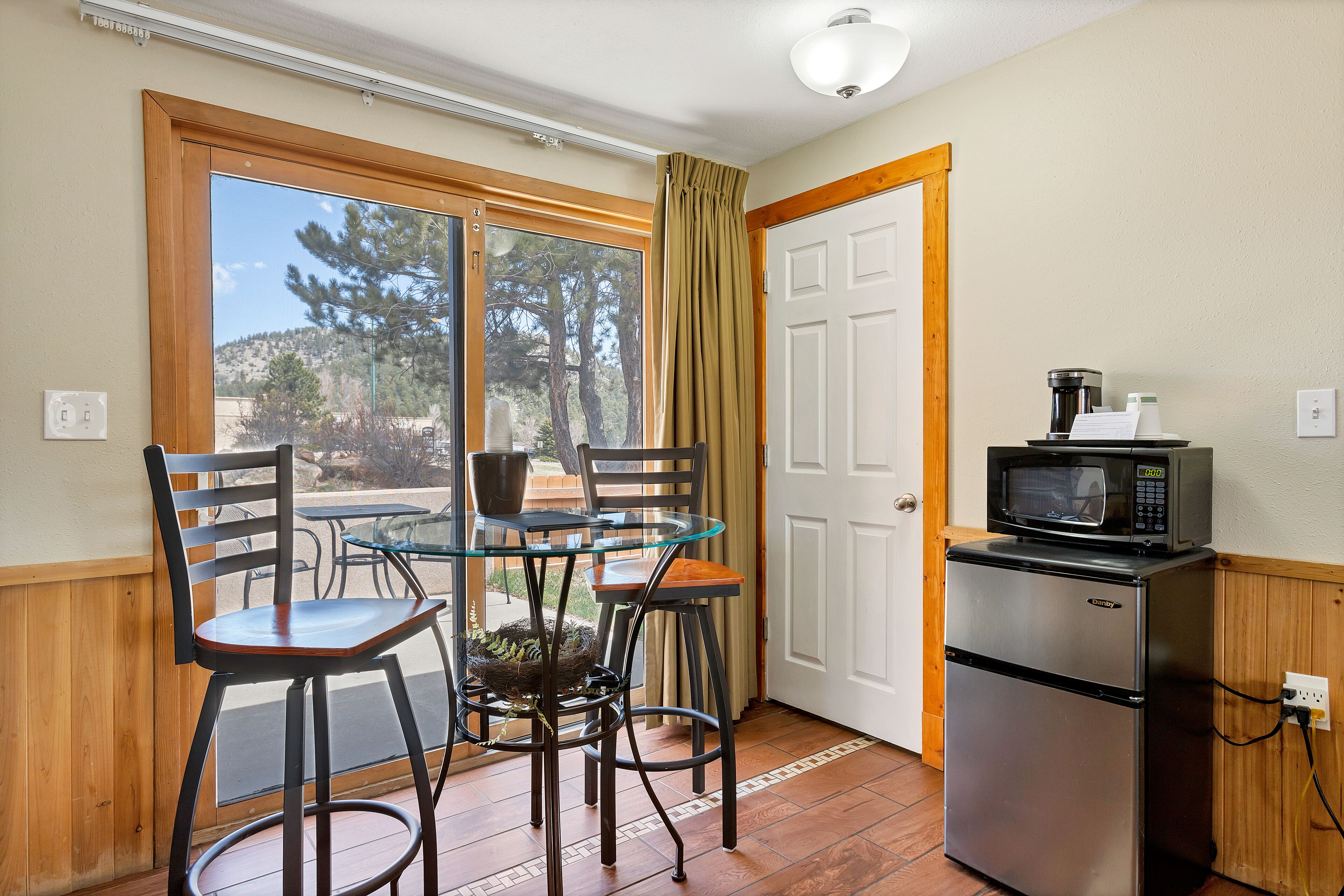 economy room, 1 queen bed (some pet friendly) | living area | 32-inch flat-screen tv with cable channels, tv, dvd player