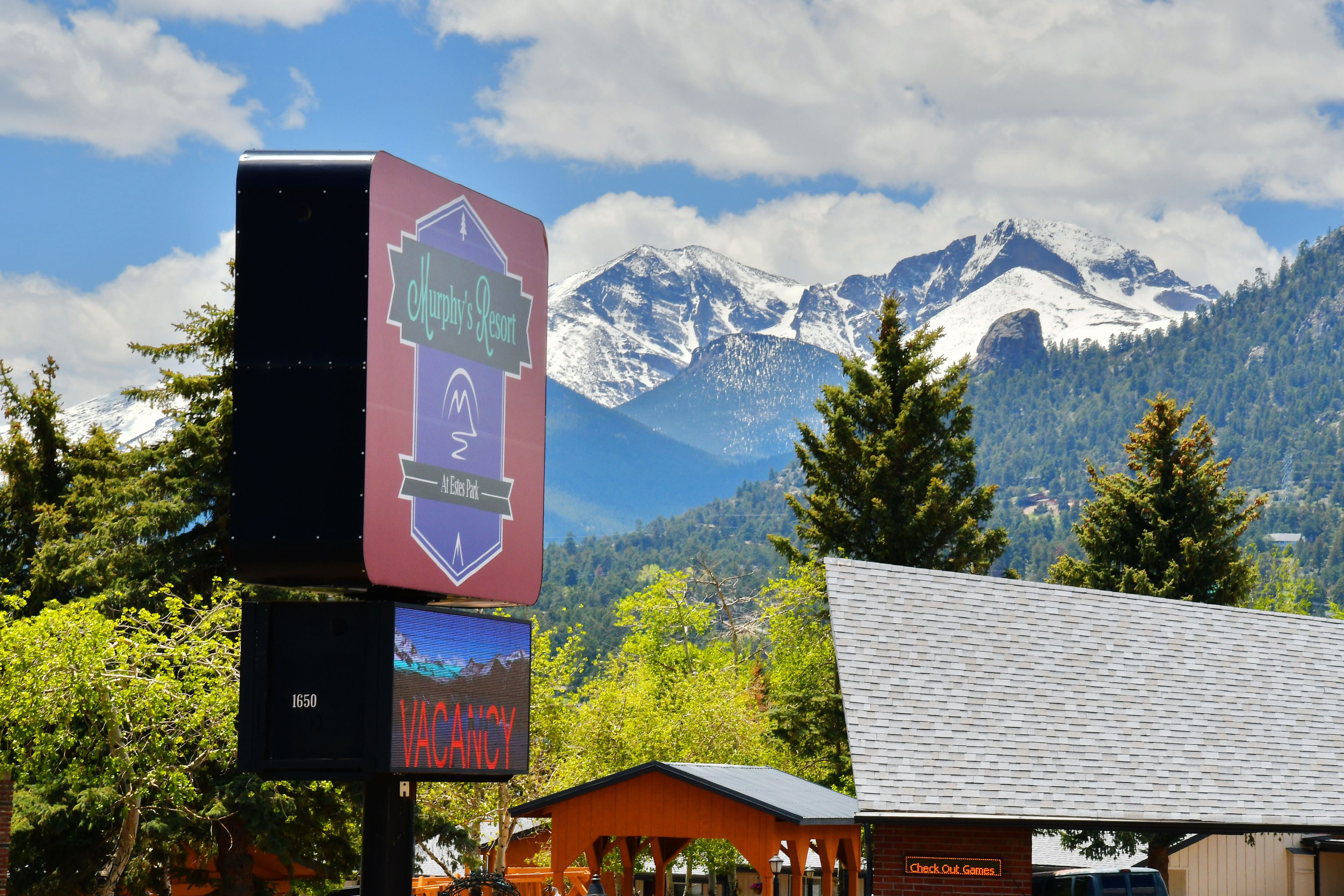 Une enseigne pour le complexe hôtelier Murphy's, avec une montagne en arrière-plan.