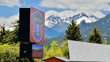 Une enseigne pour le complexe hôtelier Murphy's, avec une montagne en arrière-plan.