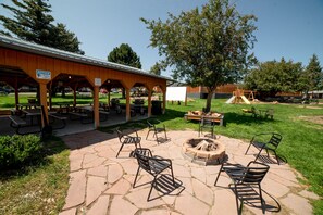 BBQ/picnic area - Murphy's Resort (Estes Park)