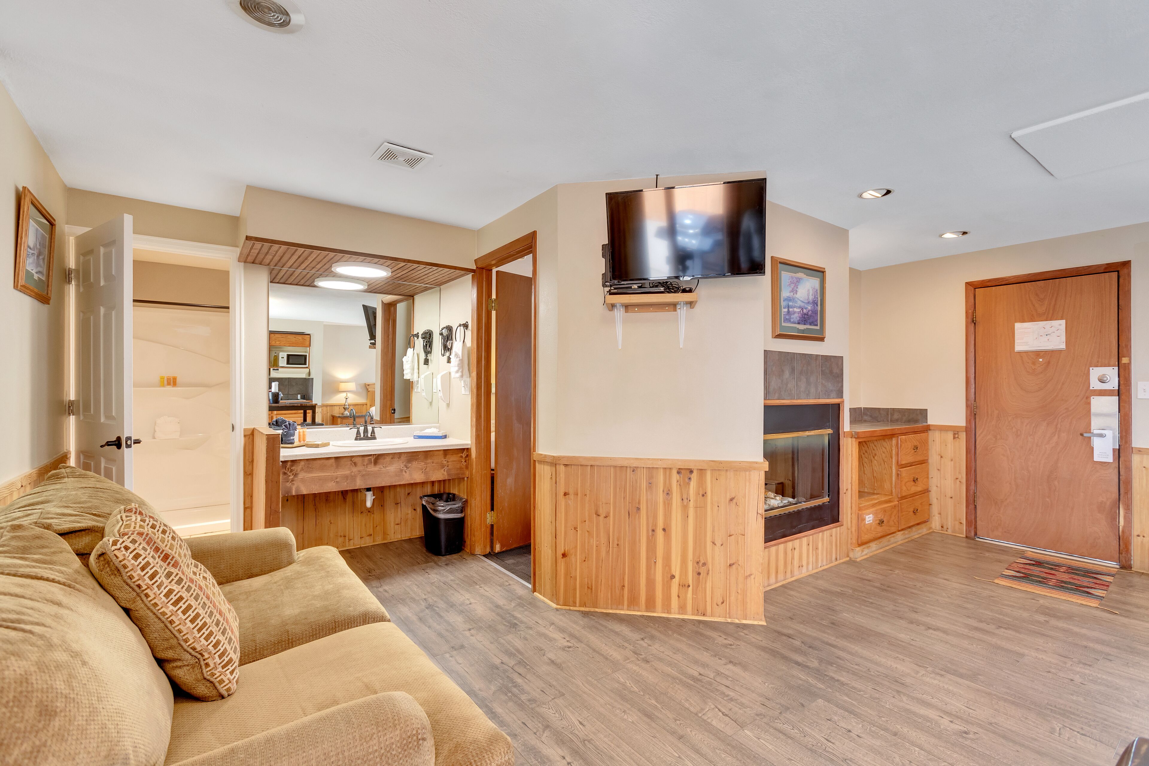 Suite, flere senger (some pet friendly) | Oppholdsområde | En 32-tommers Flatskjerm-TV med kabel-kanaler samt TV og DVD-spiller