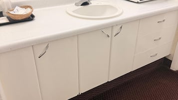 Room, 1 King Bed | Bathroom
