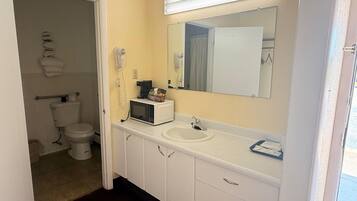 シャワー付き浴槽、バスアメニティ (無料)、タオル