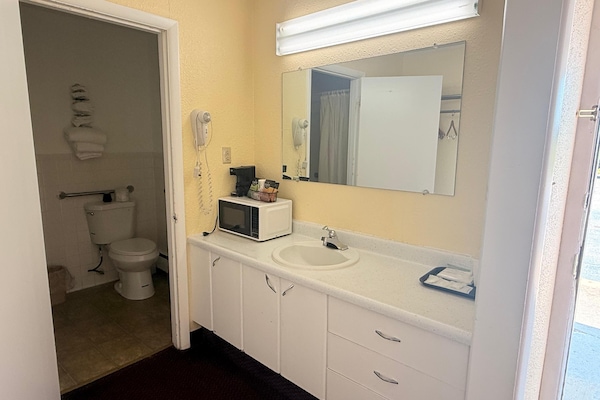 Combined shower/tub, free toiletries, towels
