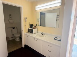 Bañera con ducha, artículos de tocador gratuitos, toallas