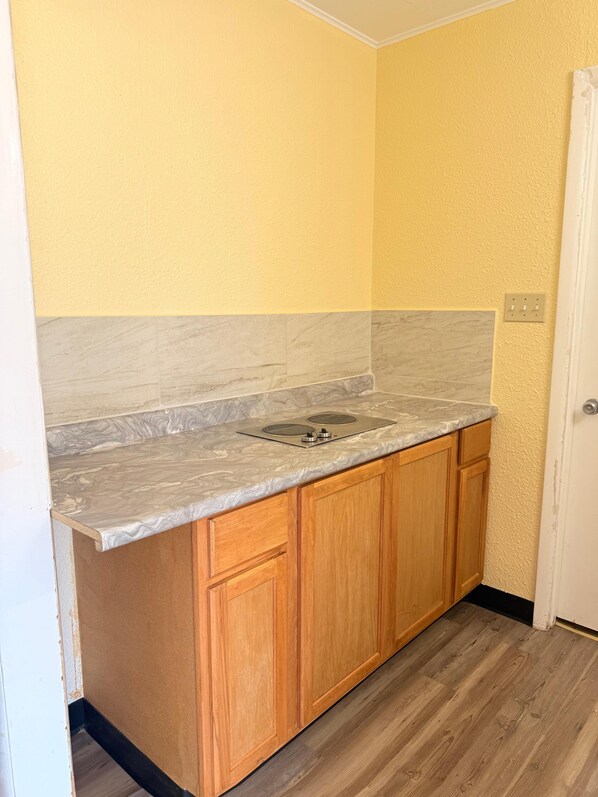 Réfrigérateur, four à micro-ondes, cafetière-théière