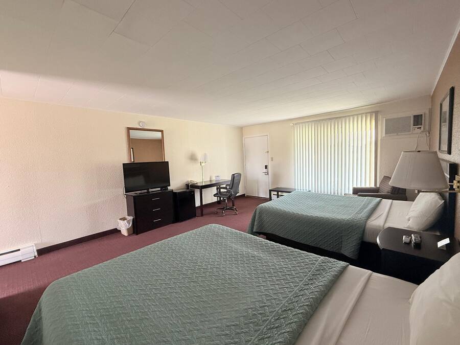 Een bureau, beddengoed, een wekker