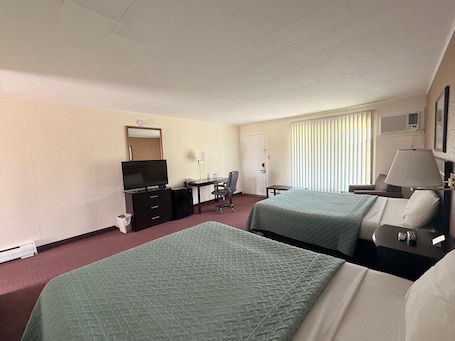 Escritorio, ropa de cama y despertador . Knights Inn Kirksville