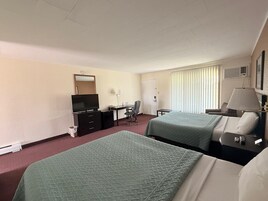 Escritorio, ropa de cama y despertador 