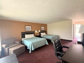 Schreibtisch, Bettwäsche, Wecker