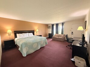 Habitación, 1 cama de matrimonio grande | Escritorio, cunas gratuitas, ropa de cama y despertador