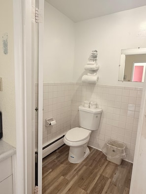 Ensemble baignoire-douche, articles de toilette (gratuits)