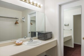 Combined shower/bathtub, free toiletries, towels