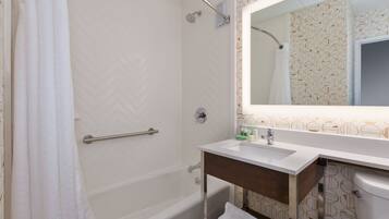 Amenidades de baño gratuitas, secadora de cabello, toallas
