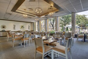 ランチ、ディナーに営業 (インド料理、ガーデン ビュー)