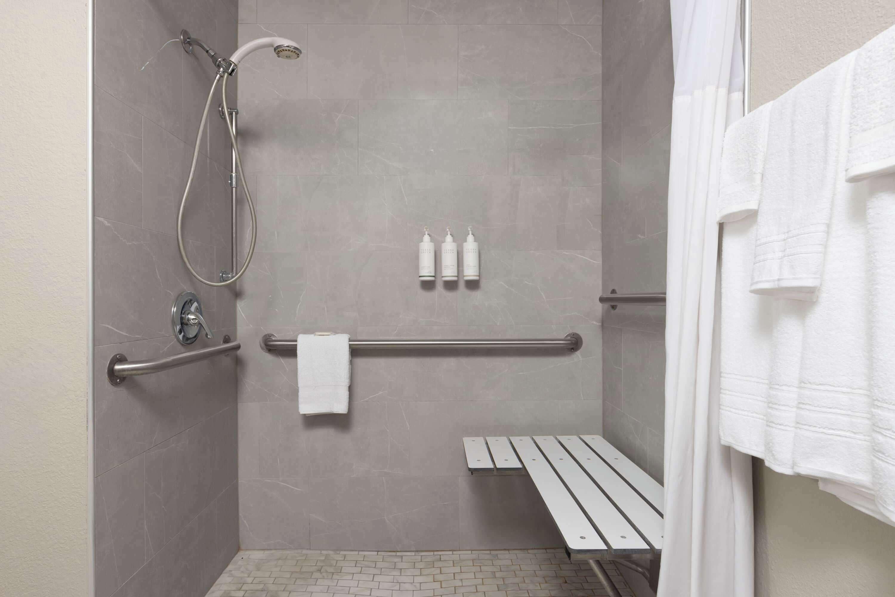 Deluxe Room, 1 Queen Bed, Non Smoking | Accessible bathroom