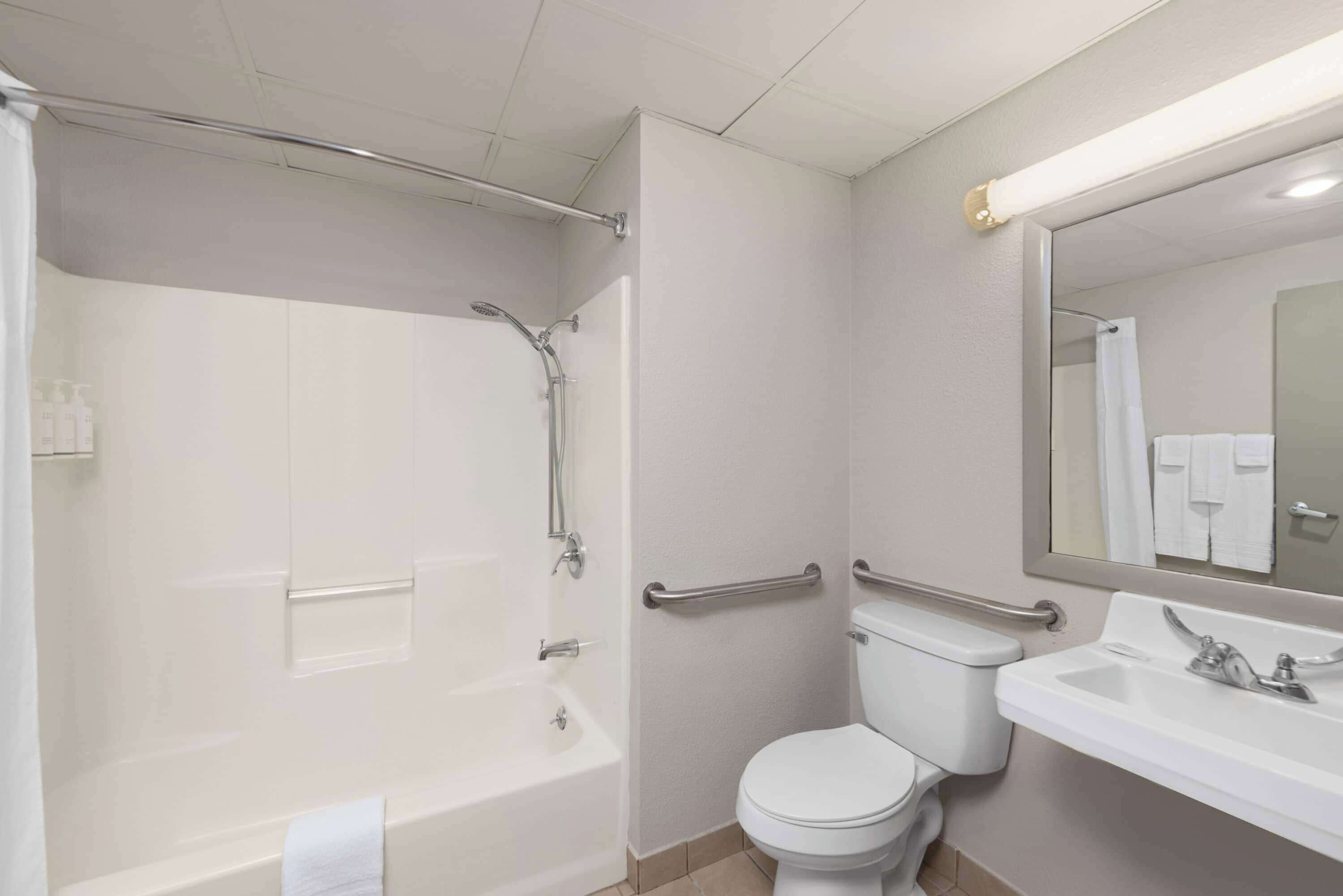 Une salle de bain avec une baignoire, des toilettes et un lavabo.
