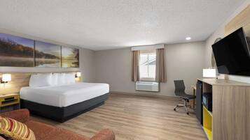 Caja de seguridad en la habitación y tabla de planchar con plancha